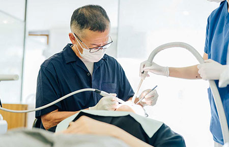 研鑽を積みさまざまな歯のお悩みに対応できる包括的な治療をご提供